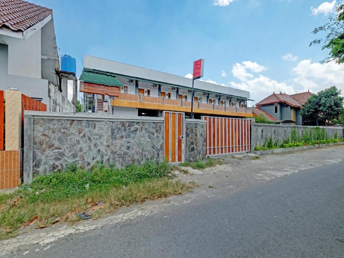 Oyo 90325 Pondok Dnayu Syariah Jarakan Exteriör bild
